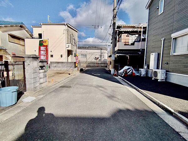 【前面道路含む現地写真】ニューヤマザキデイリーストア八尾神宮寺店まで徒歩5分、食品館アプロ恩智店まで徒歩9分。買い物施設が身近に揃う、生活利便性良好な住環境です！