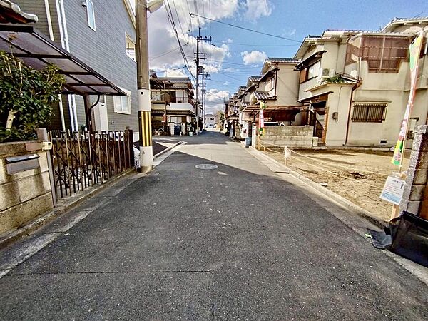 【前面道路含む現地写真】八尾市立南高安小学校まで徒歩9分、認定こども園母木保育園まで徒歩4分。徒歩7分圏内に複数の公園が点在し、子育て世帯にもおすすめな立地です◎