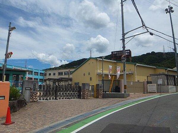 八尾市立南高安小学校まで約720m 徒歩9分。HPでは、学校だよりや学年だよりなど閲覧可能です。授業・行事の様子なども写真付きで紹介されているので、お子様の学校生活の様子を確認することができます。