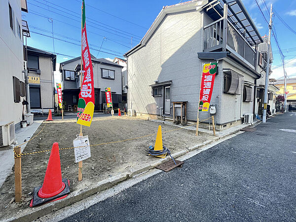 【前面道路含む現地写真】スーパー、コンビニ、ドラッグストアなど、毎日の暮らしに必要な買い物施設が徒歩4分圏内に揃います◎