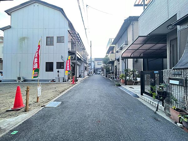 【前面道路含む現地写真】小学校まで徒歩10分、保育園、幼稚園は徒歩8分圏内にあります。毎日の通学・通園も負担の少ない距離で、子育て世帯にも嬉しい住環境！