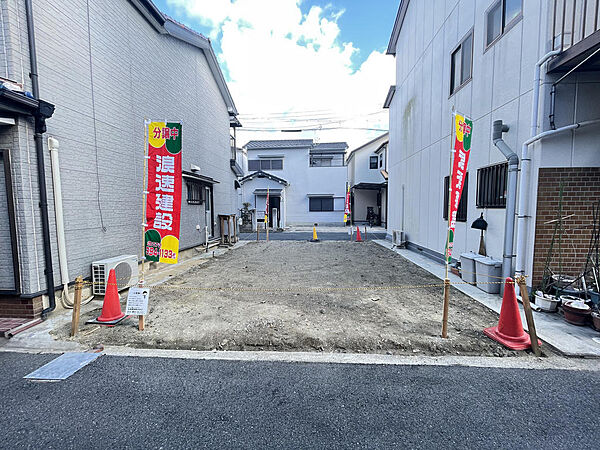 【現地写真】両面道路につき、開放感◎風通しが良く、心地良い住まいが叶います♪周辺環境含む現地をぜひ一度、ご見学くださいませ！