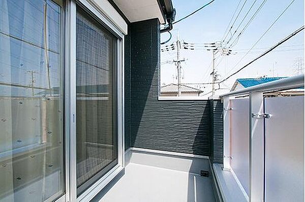 【ベランダ/施工例】2階の2室にベランダを配置。洗濯物や布団干しはもちろん、お勉強の合間にホッと一息つく場所にも◎。