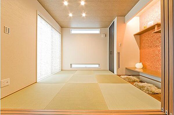 【和室/施工例】半畳タタミを設け、リビングに馴染みやすい和室。落ち着いた雰囲気の中で、ゆったりとしたひとときを。間取り変更にも対応可能です。