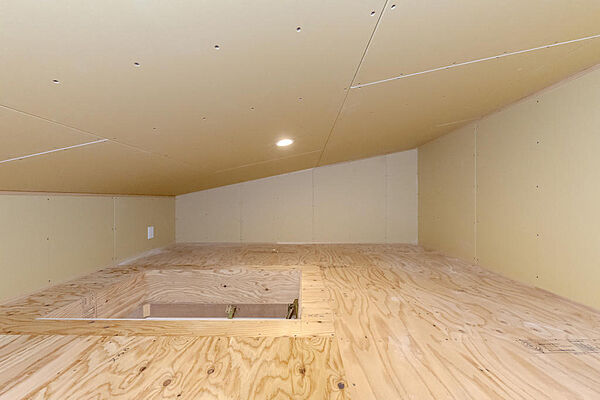 【屋根裏収納/施工例】使い勝手の良い屋根裏収納付き。普段は目につかない場所に大容量の収納スペースを確保し、すっきりとした暮らしを叶えます。