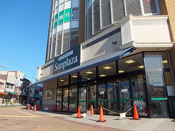 サンプラザ柏原店まで約1100m 徒歩14分。ATM、コピー機、イートインスペースが設置されています。駐車場50台※40分間のみ無料(以後20分ごとに100円)。/営業時間9:00～22:00。