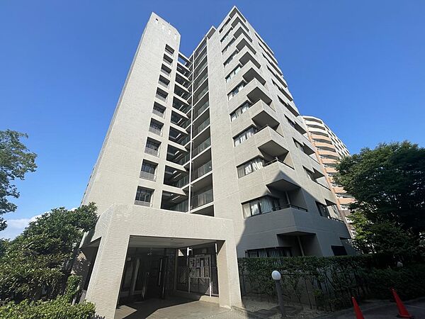 【外観】JR「八尾」駅へ徒歩2分！通勤・通学に便利な駅近物件が登場♪角住戸でたいへん開放感のあるお部屋です。ご見学受付中です！