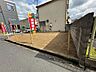その他：【現地土地写真】周囲にはすでに建物が建っているため、陽当りなどを現地で確認することができます。実際の状況を考慮しながら、プランニングすることが可能です。
