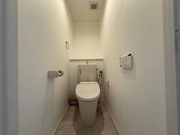【トイレ】明るい色調でまとめられた、清潔感あるトイレ空間。タオルハンガー付きです。