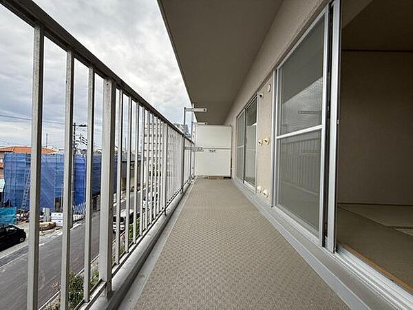 【バルコニー】南向きのバルコニーには、たっぷり陽光が注ぎます。洗濯物がよく乾きそうです。