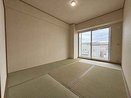 【和室/約6帖】心が安らぐ和室です。押入が備えられ、寝具などを収納できます。