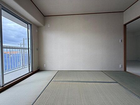 【和室/約6帖】お子様の遊び場や客間など、生活スタイルに合わせて、多目的に活用することができます。