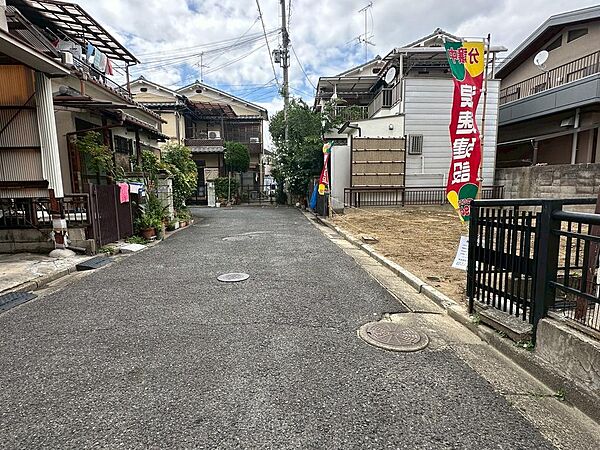 【前面道路含む現地写真】前面道路はアスファルト舗装済です。徒歩はもちろん、ベビーカーや自転車、バイクなどの移動もスムーズです。