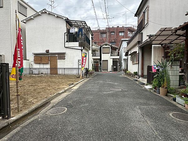 【前面道路含む現地写真】徒歩4分圏内に保育園や公園があり、子育て世帯におすすめの住環境です。