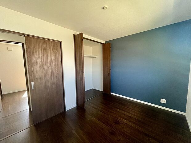 3階北側の洋室です。深みのあるトーンの壁紙と床材でまとめ、心落ち着く一室です。