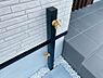 設備：【立水栓/施工例】立水栓には蛇口が2口あり、1つの蛇口にホースをつけたまま、もう一つの蛇口を使うことができます。ガーデニングや洗車に便利です。