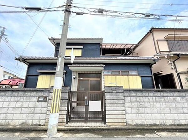 全居室6帖以上の間取りで、室内はゆったりとしています。1階には、襖を開けて約14帖の続き間にできる和室があり、用途に応じて、より広く使えます。