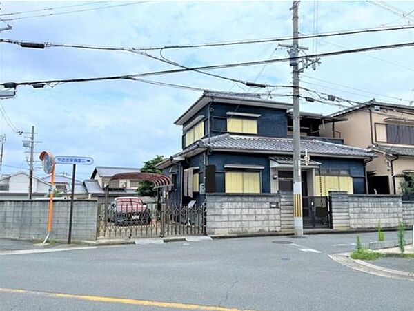 駐車スペースには1台分のカーポートがございます。他に2台の駐車が可能です。お車を複数お持ちでないご家庭は、広いお庭やお子様の外遊びスペースとして活躍します。