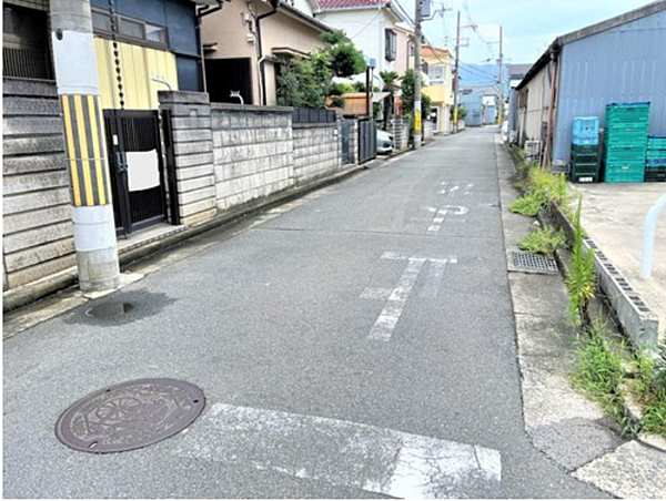 玄関前の前面道路には、一時停止の道路標示があり、車が減速するので、通行にも安心です。