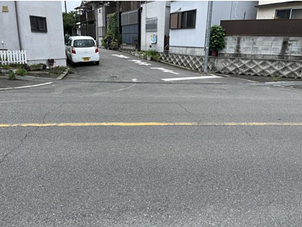 駐車場前の前面道路です。比較的見通しが良く、フラットな道路ですので、お車でスムーズに出入りできます。