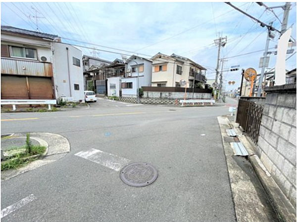 前面道路を渡り約80ｍに、曙町三丁目第1公園がございます。小さなお子様と毎日でもお散歩に行ける近さです。他にも徒歩圏に公園が多数ある、子育て中のご家庭に嬉しい住環境です。