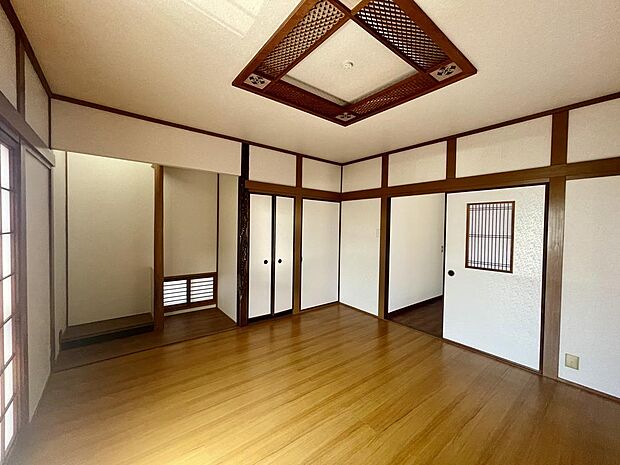 2階約8帖の洋室です。天井の飾りや床の間があり、和風のしつらえです。玄関のすぐ横ですので、応接室として直接お客様をお通しでき、便利です。