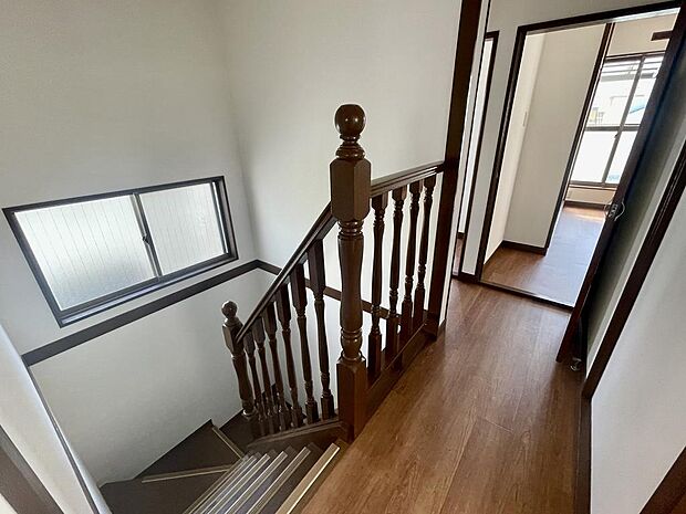 階段に大きく開口部が設けられ、暗くなりがちな階段にも光が届きやすい間取りです。
