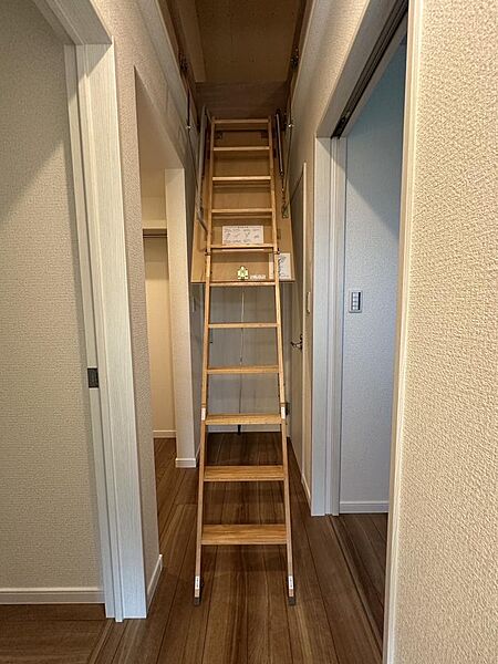 【屋根裏収納・施工例】2階廊下の可動式はしごより、屋根裏収納へ上がれます。日頃出番の少ないお荷物がすっきりと片付き、広い室内を余すところなくお使いいただけます。