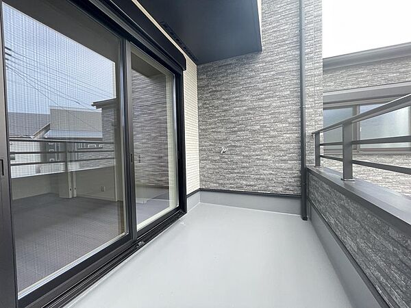 【ベランダ・施工例】約7帖の洋室に面した、南西向きのベランダです。広々としており、お花などのプランター栽培も楽しめそうです。水やりにも便利な水栓を設置しています。