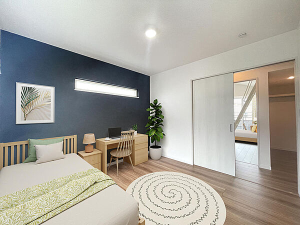 【洋室(約6.5帖)・施工例】引き戸仕様で、居住スペースを余すことなく有効に使えます。濃色のアクセントクロスが空間を引き締め、おしゃれでリラックス感のある雰囲気に。