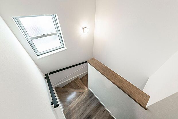 光が届きにくい階段にも、自然光を取り込めるよう設計しています。/施工例