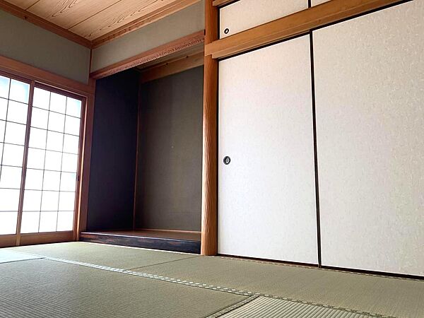落ち着いた和室があります