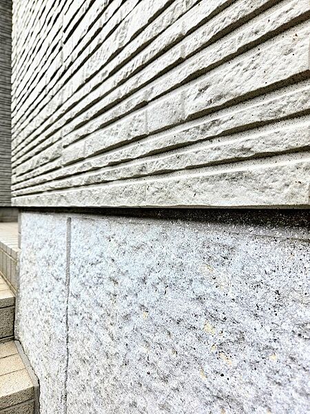 【 Material 】内覧時には見すごてしまう１枚。外壁材は彫の深さが際立ち、基礎表面の仕上げは素材の良さが伝わるハウスメーカーならではの素材の良さです。新築価格が高価になる理由が分かります。