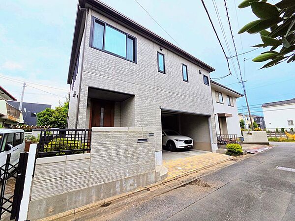 【 建物 ファザード 】外観はハウスメーカーならではの質感、奥ゆかしく品の良さを感じる雰囲気。大型ガレージは電動シャッター仕様。普通車２台が並列で格納できるスペースはうれしい！