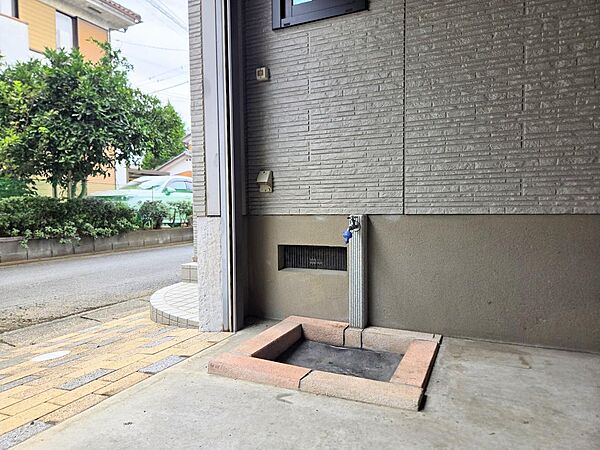 【 ガレージ 】ガレージ内には便利な水栓があります。大切な車の洗車やお散歩帰りの愛犬の足元をさっとケアできる、ペットにもやさしい嬉しい水栓です。