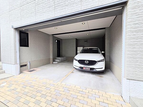 【 ガレージ 】住まいと一体化した大型ガレージ。電動シャッターを備えたプライベート空間が、大切な愛車を守り、暮らしに趣味とゆとり、雨の日も快適なガレージライフを実現する空間です。