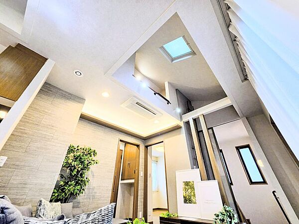 【 リビング＋ロフト 】リビング上部には深呼吸したくなる開放感。天窓は電動開閉でき空気、光が取り込める優れものです。ロフトは季節物も収納できる空間があります。