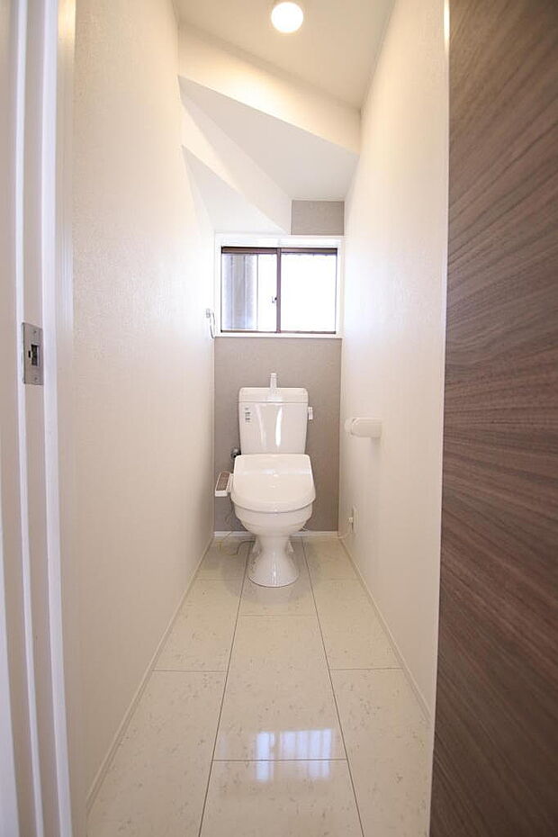 【新規トイレ】1階、2階トイレも新しくなります。爽やかなホワイト色が空間に馴染みます。節水仕様な為、水量も抑えられ環境配慮されてます。トイレ内の床は大理石調（ホワイト）の為、明るい爽やかな空間です。