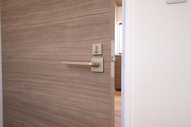 【洗面・脱衣室】今回のリノベーションの際専用鍵を設置致しました。ご入浴時は施錠が出来プライバシーも保たれます。