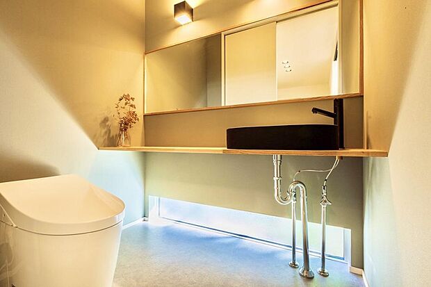 トイレは小さい空間だからこそ、大きなお金を使わずに素敵なインテリアをデザインしていくことが可能です。エコカラットや照明計画で素敵に演出するのもいいですね。2ヵ所設置が標準です。※写真は同仕様例。