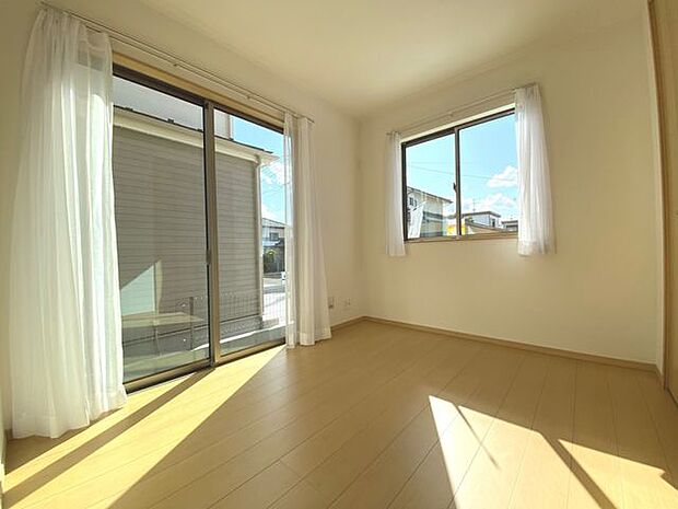 4.46帖の洋室。2面の窓からたっぷり陽の光を取り込んだ明るい印象のお部屋です♪
