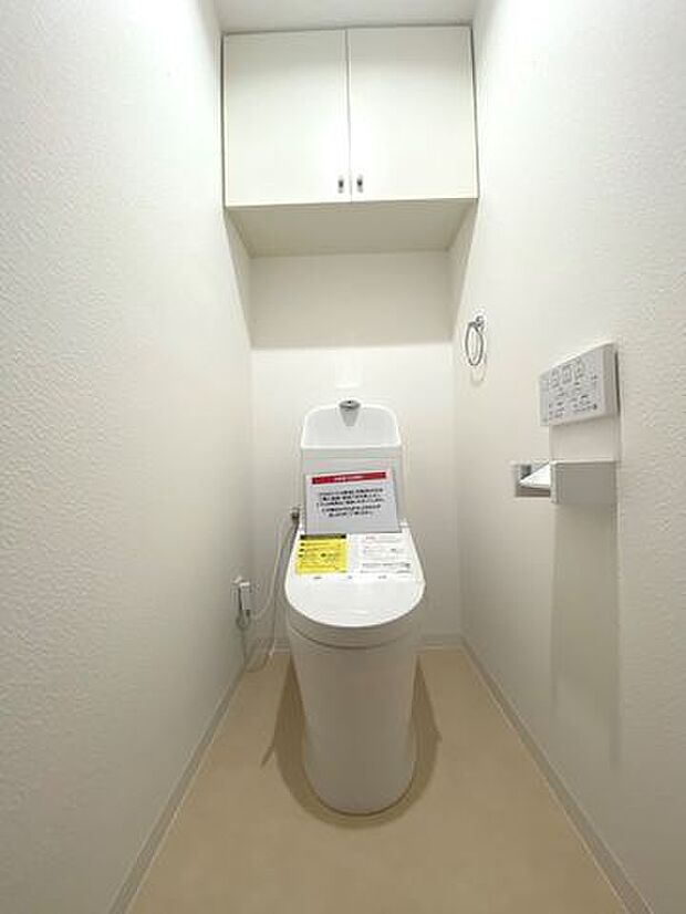 温水洗浄便座付きトイレです！上部に収納スペース付きなのでペーパーや掃除用品の保管に便利です！