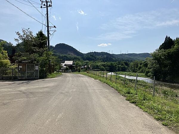 右手には名取川が流れています