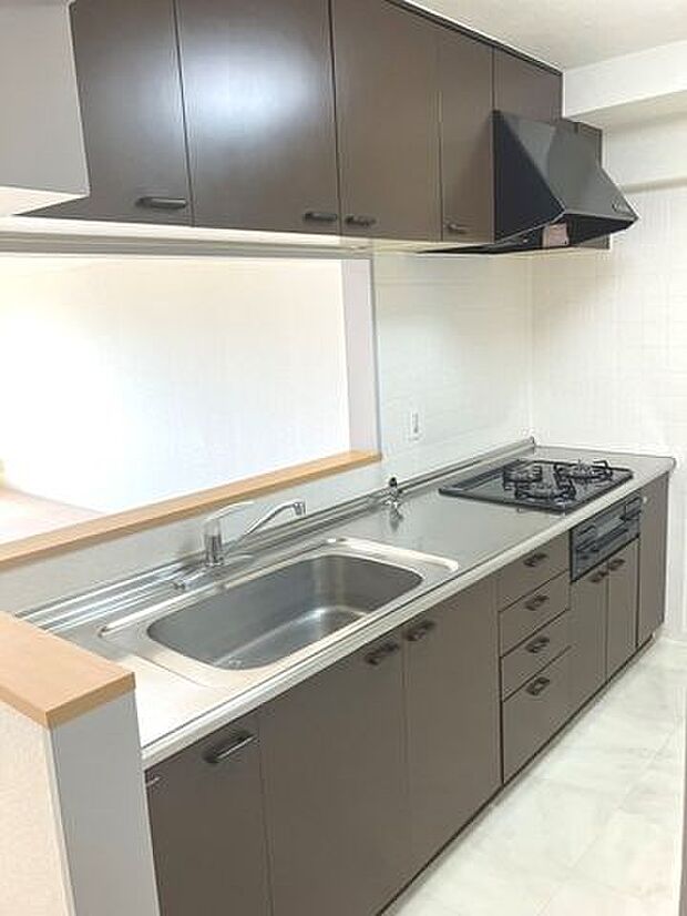 吊戸棚式キッチンで調理器具も収納可能！キッチン周りがすっきりだとお料理の作業効率も高まります♪