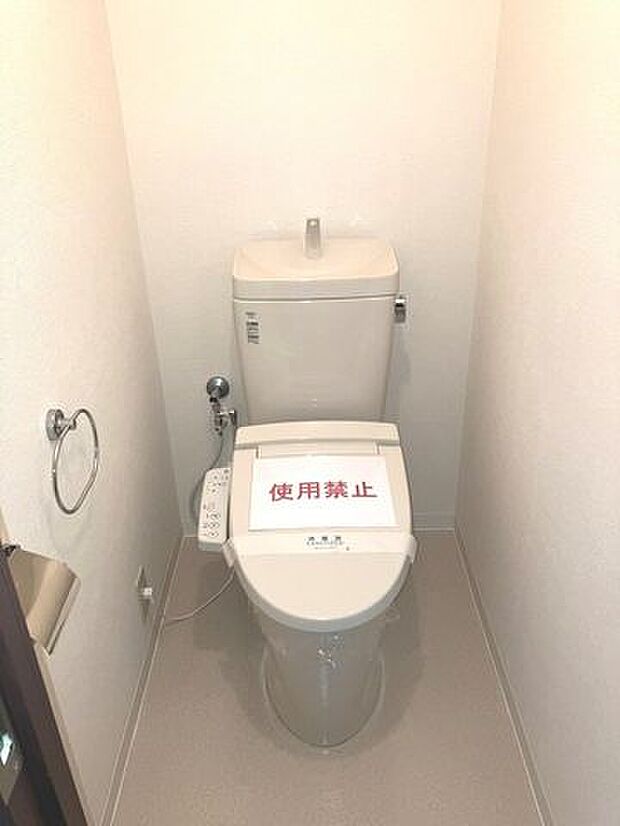 温水洗浄機能付きトイレです♪