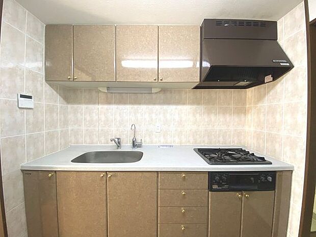 収納豊富な吊戸棚式のキッチン。調理用品や調味料もしっかり保管できます！