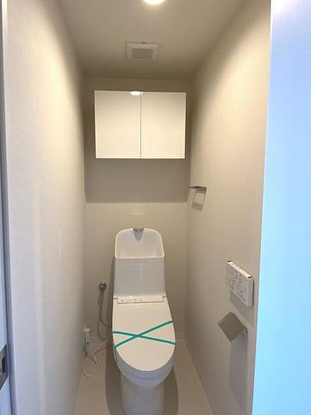 温水洗浄便座付きトイレ。上部にはペーパーや清掃用品の保管も可能な収納スペース完備！