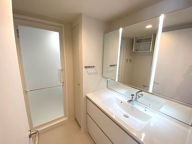 お出かけの準備に便利な三面鏡の洗面化粧台！洗面台横の収納スペースで整頓された洗面室に♪