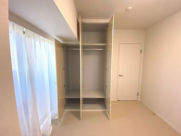 5.2帖の洋室別アングル。全居室収納スペース完備ですっきりしたお部屋作りが可能です！