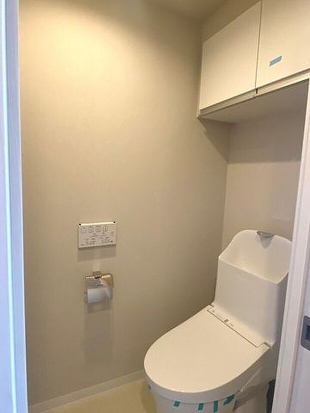 新品交換済みの温水洗浄便座付きトイレ！上部に収納スペース付きで掃除用品やペーパーの保管も可能！